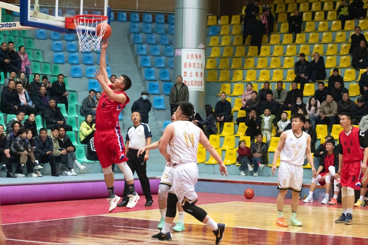 图1 人文学院党员教师赛事服务掠影 图1 人文学院党员教师赛事服务掠影